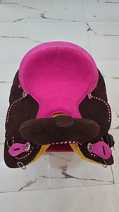 Selle de spectacle western en cuir rose vif avec logo personnalisé, surpiqûres robustes, portable, pour la course de barils, avec arceau en fibre - Product Image 6