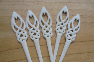 Épingle porte-boucles d'oreilles en forme d'os |   Bâtonnet à cheveux fait main en matériaux naturels - Product Image 4