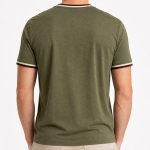Camiseta clásica de cuello redondo en verde oliva, burdeos y beige con triple franja y cuello acanalado de manga corta. - Product Image 3