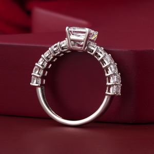 Anillo de Compromiso con Diamante Cultivado en Laboratorio, Corte Esmeralda de 2.93 CT, Oro Blanco de 14K, Claridad VS1, Piedra Principal Zafiro - Product Image 3