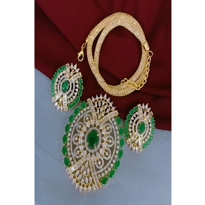 Ensemble collier et boucles d'oreilles en laiton plaqué or de qualité supérieure avec pierres de zircon, idéal pour les mariages, pour femmes - Product Image 1