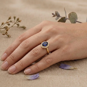 Bague de fiançailles unisexe de luxe vintage en or jaune avec halo de saphir bleu ovale et diamants, bijoux certifiés IGI de Bhatiya Gems - Product Image 5