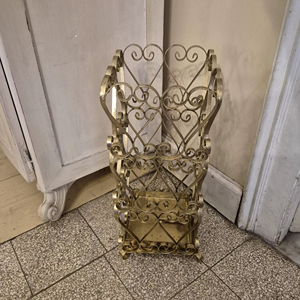 Porte-parapluie finition or premium avec design luxueux, idéal pour les halls d'hôtel, les bureaux, les réceptions et les intérieurs de cafés, provenant d'Inde. - Product Image 1