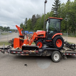 Tracteur Kubota avec souffleuse à neige pour les opérations agricoles, l'entretien hivernal, le déneigement et des performances fiables en extérieur - Product Image 2