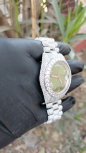 Montre mécanique automatique en acier inoxydable avec cadran vert serti de pierres de moissanite, chiffres romains, style aftermarket - Product Image 2