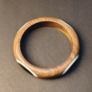 Brazalete de Madera y Resina de Lujo Personalizado, Pulido a Mano por Artesanos, con Incrustaciones de Resina en Contraste, Joyería Ecológica - Product Image 3