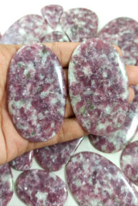 พลอยเลพิโดไลต์ธรรมชาติทรงหลังเบี้ยรูปทรงและขนาดต่างๆ สำหรับทำเครื่องประดับเพื่อสุขภาพ มีราคาขายส่ง - Product Image 4