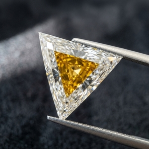 Diamante de laboratorio bicolor con corte trillón y corte de fantasía, amarillo y blanco, de dos tonos, suelto, para anillo de compromiso personalizado, con facetas de dos tonos, RaaMaa - Product Image 3