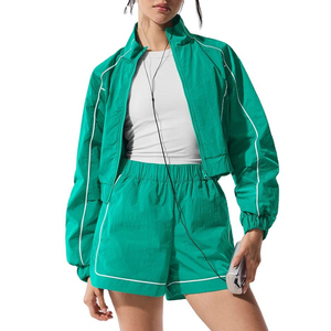 Ensemble coupe-vent court personnalisé avec logo pour femme – Ensemble short et coupe-vent en nylon pour femme - Product Image 4