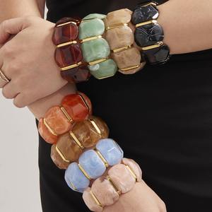 Bracelet en perles de résine, design cube avec accents dorés, élégant, épais, extensible, fait main, bijoux de mode - Product Image 4