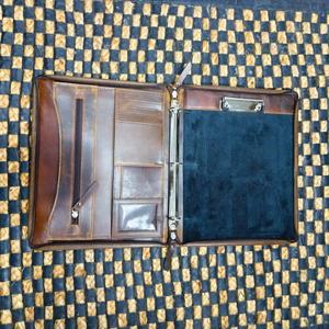 Portafolio de Cuero Genuino Vintage con Grabado Floral, Cierre de Hebilla, Color Bronceado, para Uso Diario en Todas las Estaciones - Product Image 5