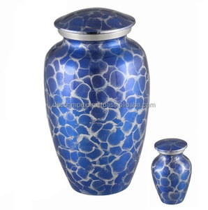 Urna Funeraria Clásica Moderna Hecha a Mano de Latón y Aluminio con Diseño de Ondas de Fuego para Cenizas Humanas - Product Image 1