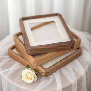 Cadre photo en bois style vintage en promotion pour une décoration intérieure classique avec finition grain naturel, durable, disponible à la vente - Product Image 1