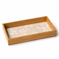 Plateau de service rectangulaire moderne en bois naturel émaillé géométrique avec bords surélevés pour la décoration et la présentation de table de mariage