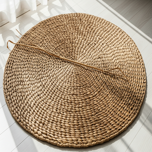 Tapis en jacinthe d'eau artisanale du Vietnam, durable et léger, parfait pour les salons, les chambres et les pique-niques - Product Image 2