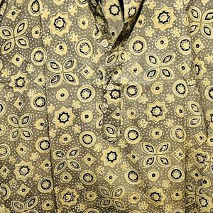 Kurta Corta de Manga Larga Color Verde Oliva 100% Algodón de Confort Superior para Hombre |   Colección Étnica Moderna con Estampado Floral Hecho a Mano - Product Image 2