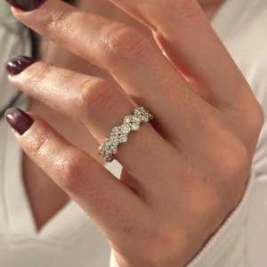 Bague d'éternité unique à grappe large avec diamants de laboratoire E VVS de 3 carats, une seule et unique bague de mariage à grappe en or blanc - Product Image 4