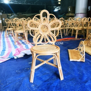 Chaise pour enfants en rotin moderne artisanale à louer pour les événements hôteliers, les mariages, les anniversaires, les fêtes et la décoration d'événements - Product Image 2