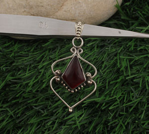Pendentif en argent sterling 925 plaqué platine avec quartz rouge naturel, pierre précieuse rouge vintage artisanale, bijoux fins unisexes - Product Image 5