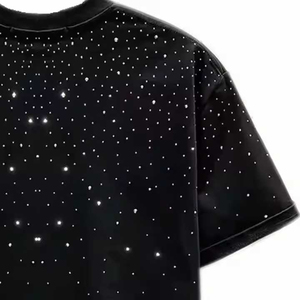 เสื้อยืดแขนสั้นลำลองผู้ชายไซส์ใหญ่ สีดำ พิมพ์ลายจุดกลิตเตอร์ คอปกแบบไม่มีปก เสื้อถักโพลีเอสเตอร์สำหรับฤดูร้อน - Product Image 2