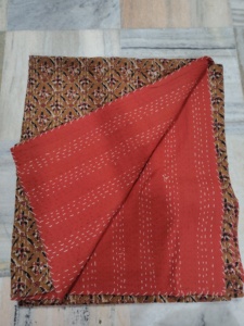 Couverture Kantha réversible rouge-brun à motif floral, en tissu imprimé, en coton, pour femme adulte, décoration intérieure, cadeau pour elle - Product Image 1