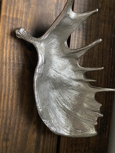ถาดเสิร์ฟรูปเขากวางมูสทำจากอะลูมิเนียมหล่อสีเงิน ตกแต่งบ้านสไตล์คันทรี ถาดโลหะสีเงินลายกวางมูสสำหรับงานปาร์ตี้ - Product Image 3