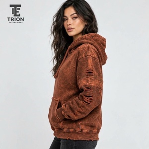 Sweat à capuche élégant pour femme, effet usé, aspect vintage délavé, tissu confortable, coupe décontractée et détails bruts audacieux. - Product Image 2