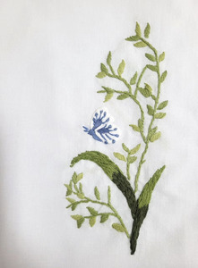 Serviettes de table carrées classiques personnalisées, brodées à la main, motif fleur verte et papillon, en coton, avec ourlet festonné, taille standard, pour la maison et les mariages - Product Image 3