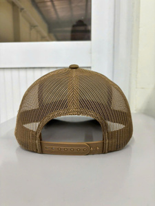 Gorras Trucker de Malla de 6 Paneles Unisex de Tela CVC en Color Personalizado con Logotipo de Cuero Grabado, para Uso Deportivo, Casual y al Aire Libre - Product Image 3