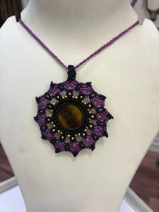Collier pendentif en macramé violet et noir fait main avec pierre œil de tigre et perles dorées - Product Image 1