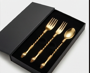 Service de couverts en or avec manche torsadé et design artisanal, vaisselle élégante pour mariage et usage domestique - Product Image 6