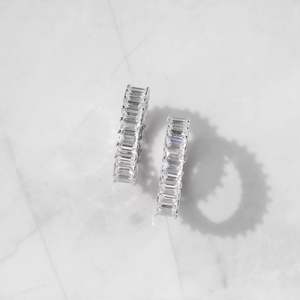Anillo de Eternidad de Moissanita con Corte Esmeralda y Engaste de Canal, Joyería de Lujo Unisex en Metal Blanco - Product Image 2