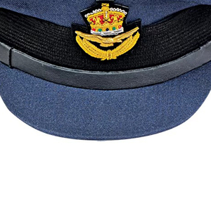 หมวกบลูพีคปักลายด้วยด้ายทองคำแบบขายส่ง เป็นมิตรกับสิ่งแวดล้อม เหมาะสำหรับกิจกรรมกลางแจ้ง งานทางการ และใช้ในชีวิตประจำวัน ผลิตจากโพลีเอสเตอร์/ผ้าฝ้าย พร้อมแถบซับเหงื่อ สไตล์ OEM - Product Image 3