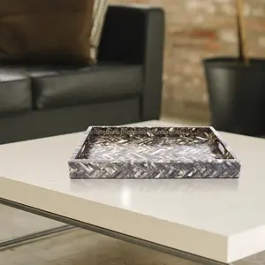 ถาดเสิร์ฟลายแฟนตาซีประดับเรซิ่นคุณภาพพรีเมียม งานแฮนด์เมด ปลอดภัยต่อสิ่งแวดล้อม ใช้กับเครื่องล้างจานและไมโครเวฟได้ ผลิตตามสั่ง - Product Image 3