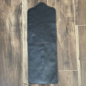 Porte-écharpe en cuir de vache artisanal avec anneaux métalliques à motif à carreaux, organisateur suspendu décoratif pour écharpes et accessoires - Product Image 6