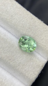 Pierre précieuse naturelle certifiée IIGJ, tourmaline Paraiba de forme ovale, taillée, avec une bonne qualité de lustre, pierre brute, 1,73 carat, clarté Eye Clean - Product Image 4