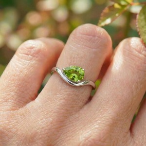 Anillo de Plata de Ley con Peridoto Natural en Engaste de Bisel Cristiano, Diseño Bypass, Piedra de Nacimiento de Agosto, Regalo Delicado de Cumpleaños para Ella - Product Image 1
