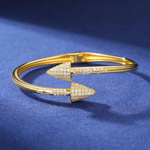Bracelet jonc de luxe pour femme, plaqué or, entièrement pavé de diamants de laboratoire certifiés IGI, motif double flèche, style bypass, avec pointes brillantes - Product Image 2