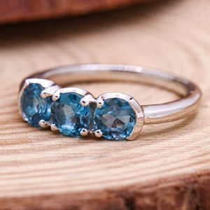 Vente en gros d'anneaux en argent sterling 925 massif avec topaze bleue de Londres naturelle ronde à trois pierres, bijoux Memoria - Product Image 2
