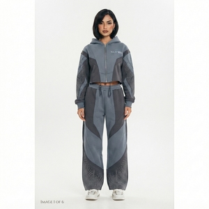 Conjunto Deportivo de Dos Piezas para Mujer: Sudadera Corta con Cierre y Detalles de Pedrería en Bloques de Color y Pantalones Deportivos Anchos - Product Image 1