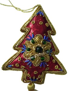 เครื่องประดับตกแต่งต้นคริสต์มาสทรงสี่เหลี่ยมทำมือจากอะคริลิคสีแดง พร้อมลายปักสีสันสดใสและรายละเอียดงานปักดิ้นทอง - Product Image 2