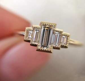 Bague de fiançailles tendance en moissanite taille baguette, or massif 14 carats, minimaliste, avec cinq pierres, cadeau d'anniversaire pour femme - Product Image 1