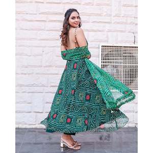 Ensemble de costume en mousseline de soie verte Hara - Disponible en taille XS - Product Image 1