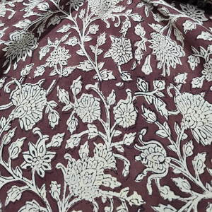 Tela de Algodón Estampada a Mano con Diseño Floral en Color Marrón y Blanco |   Material para Enredadera Mughal - Product Image 2