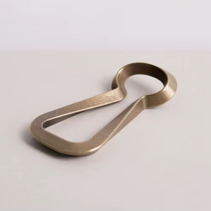 Ouvre-bouteille en métal de style classique avec finition polie, idéal pour les restaurants, les bars et l'usage domestique quotidien - Product Image 1