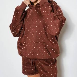 Survêtements personnalisés pour femmes, grammage lourd 500 GSM 350 GSM, en molleton polyester/coton, avec broderie, comprenant un sweat à capuche oversize et un short - Product Image 2