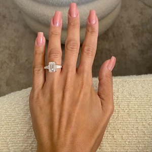 Bague à trois pierres en diamant taille émeraude de 5,50 carats _ Certifiée IGI D-VVS2 Émeraude & Baguette _ Bague en or rose 18 carats - Product Image 5