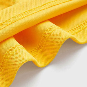 Polo de Manga Corta para Hombre con Logotipo Personalizado, Color Amarillo Sólido, Algodón Piqué, Corte Regular Informal, Diseño Transpirable de Punto - Product Image 5