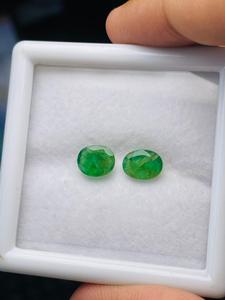Par de Esmeraldas Naturales de Zambia, Corte Ovalado, 2.65 Quilates, Calidad AAA, Color Verde, Certificado IGI, Lustre Excelente, Corte y Pulido Perfectos, Joyería - Product Image 4