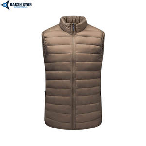 Chaleco de lana ecológico cortavientos de invierno para hombre, con cuello alto, cierre de cremallera, patrón liso, relleno de poliéster y bordado. - Product Image 4